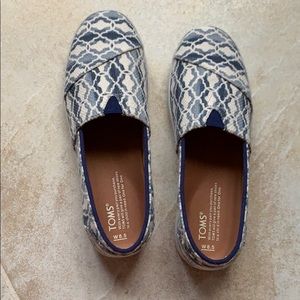 Toms women’s canvas shoes